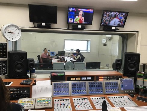 kbc_9dikara's tweet photo. おはようございます。本日から新スタジオでお送りしています！KBCラジオワイドFM開局まであと1週間！KBCラジオクリアーに聞こえます！　#KBCラジオ　#9ヂカラ https://t.co/NSe05kLAsm