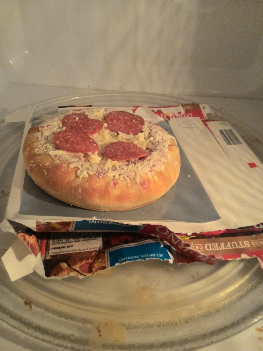 QueenLizard2774's tweet photo. Dear @DiGiornoPizza ....
Y u do dis?
WHHHYYYY.
#pizza #IHaveMadeAGraveError #no #what #help https://t.co/StpNcmtPMO