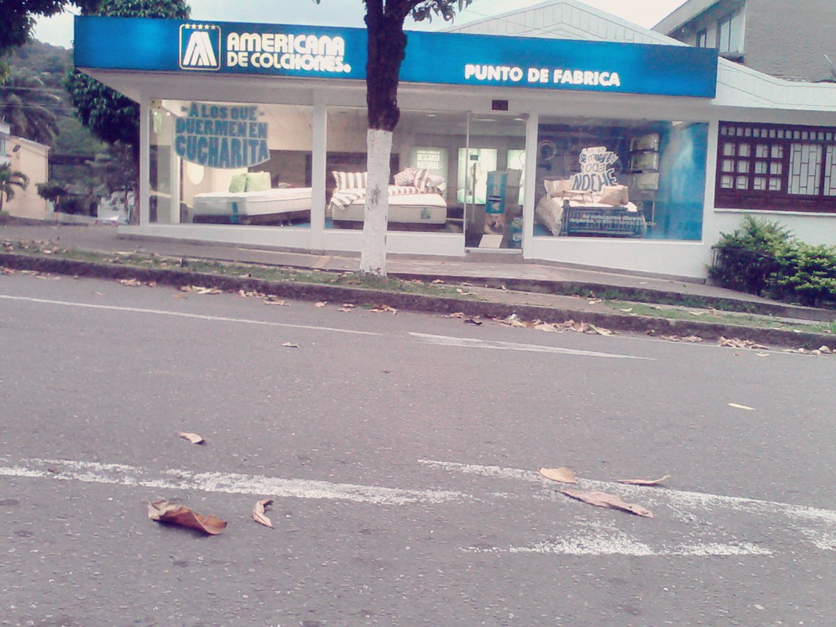 feladre's tweet photo. @NoticiasRCN  

Esta oficina esta todo el día con la luz encendida sin ningún trabajador dentro del establecimiento https://t.co/jpWIpEDa6p