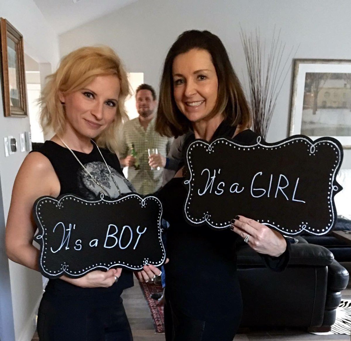 Czechmeowet's tweet photo. More and more couples already know the gender of their baby before the birth. Is it better to be surprised? Or not? https://t.co/YxRdOuNoJE