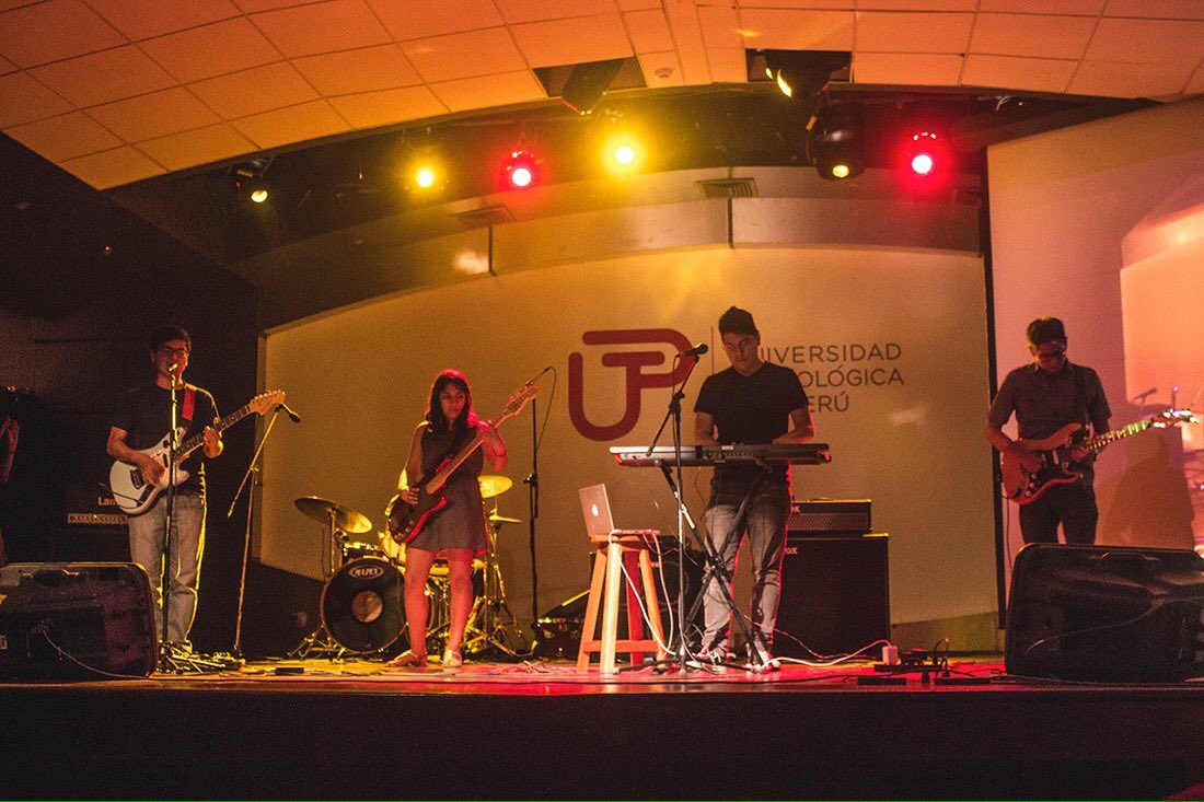 futbolenlaescu's tweet photo. #Generarock2015 nos otorgó el galardón a mejor banda de #rockalternativo y #artistanuevo del 2015 en Perú !! https://t.co/ubb8714fCC
