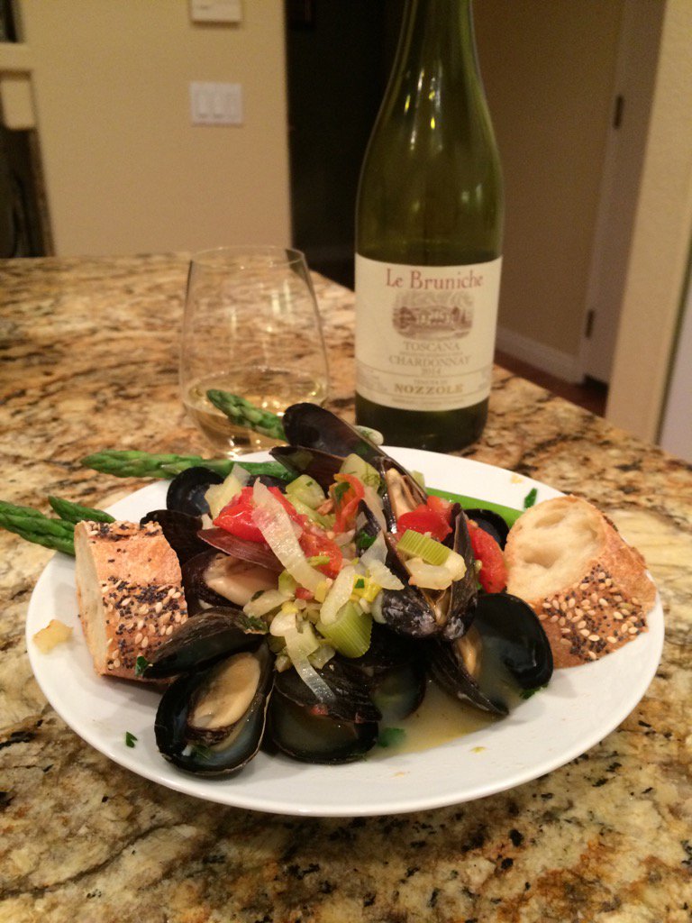 _chucklane's tweet photo. .@epicurious @WineEnthusiast Fantastic unoaked Italian Chardonnay is delicious with one-pot steamed mussel dinner! https://t.co/hgrtZyoqiI