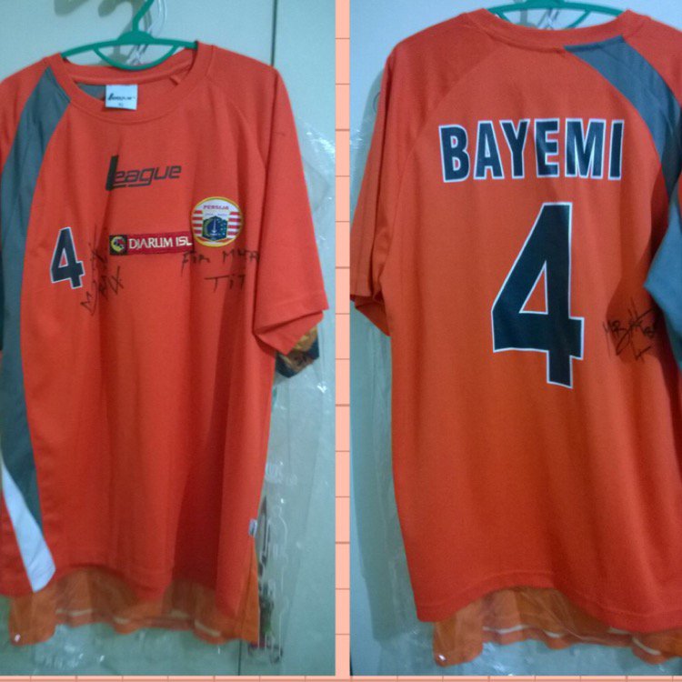 SayeTito's tweet photo. @jerseypersija_ Bismillah for sale Persija 2010 Home MW #4 Bayemi berttd size XL 90% , minat japri aja https://t.co/sCB1etwaLH