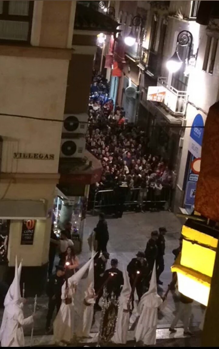 ManoloRL's tweet photo. El pueblo de #Sevilla ni se merece ni debería consentir que su #SSanta16 sea así... 
Foto @DaniEscalera https://t.co/GJPMW8MVJk