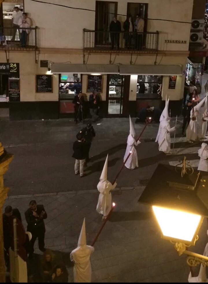 ManoloRL's tweet photo. El pueblo de #Sevilla ni se merece ni debería consentir que su #SSanta16 sea así... 
Foto @DaniEscalera https://t.co/GJPMW8MVJk