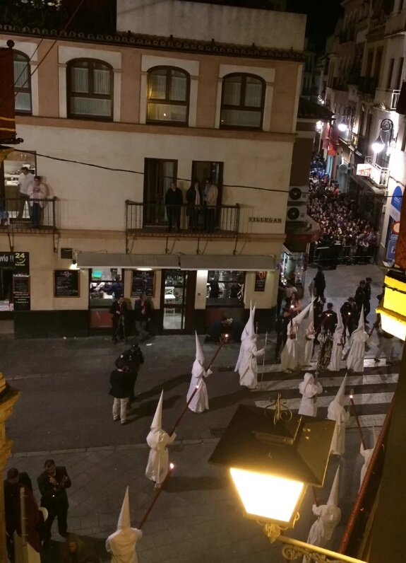 ManoloRL's tweet photo. El pueblo de #Sevilla ni se merece ni debería consentir que su #SSanta16 sea así... 
Foto @DaniEscalera https://t.co/GJPMW8MVJk