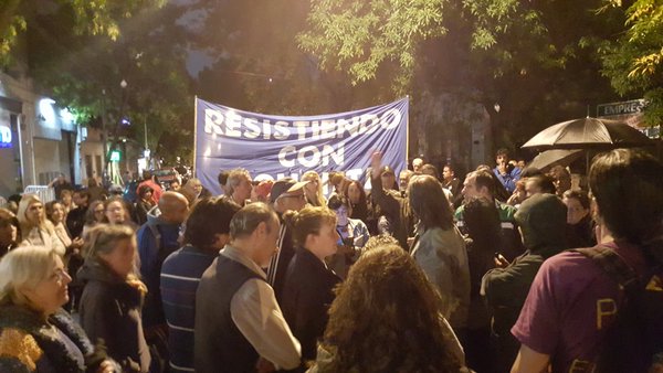 FpVNacional's tweet photo. Defendiendo la libre expresión, televidentes de #Navarro le demuestran su apoyo en las puertas de C5N en Palermo* https://t.co/1Yqk3g0lG8