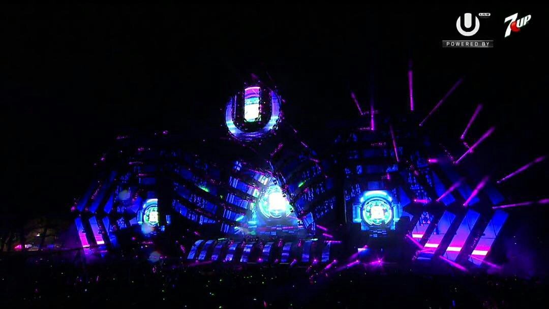 EDMWorld_'s tweet photo. It's all about the love. Zedd on decks. #UltraLive https://t.co/MPCF78kBbC