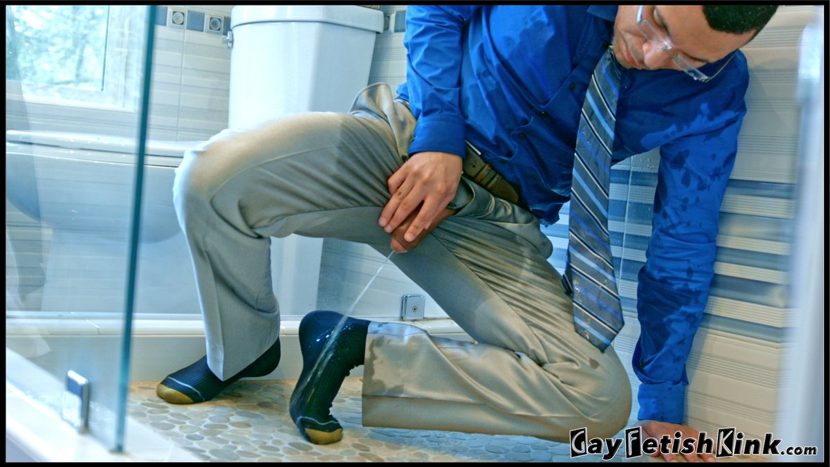 GayFetishKink's tweet photo. Peeing on my #goldtoe socks https://t.co/A0AAe6EvMQ #malefeet #dresssocks #gayfetishkink #masculinefeet https://t.co/EM3rdrHMX5