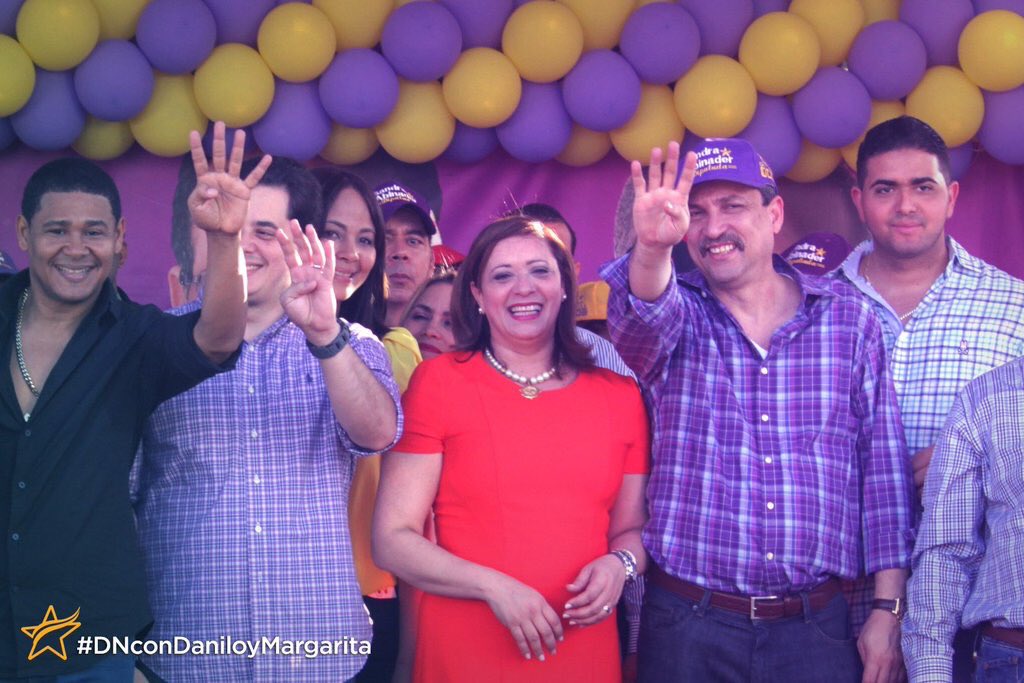 ElicFernandez's tweet photo. Marcha-Caravana de Danilo Medina y Margarita por la CAPITAL. #DNconDANILOyMARGARITA - @cesarprietos @AbinaderSandra https://t.co/QAIjB7KX6S