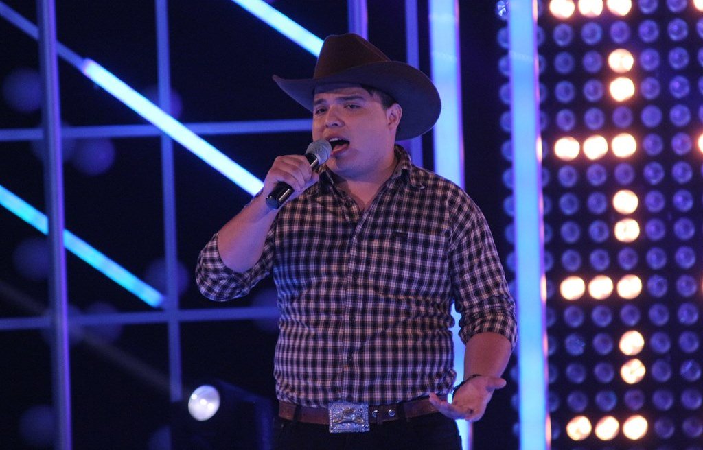 NumeroUnoSV's tweet photo. Dejando a un lado el pop, @DannyRWL se presenta interpretando 'La buena y mala'. https://t.co/teGZEPAJVH
