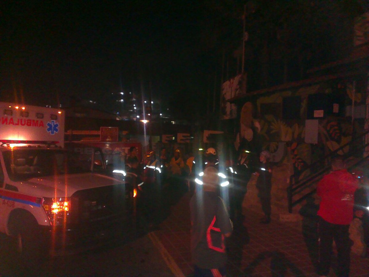 Bomberos y vecinos tratan de controlar incendio en el zoológico Chorros de Milla..9:19pm