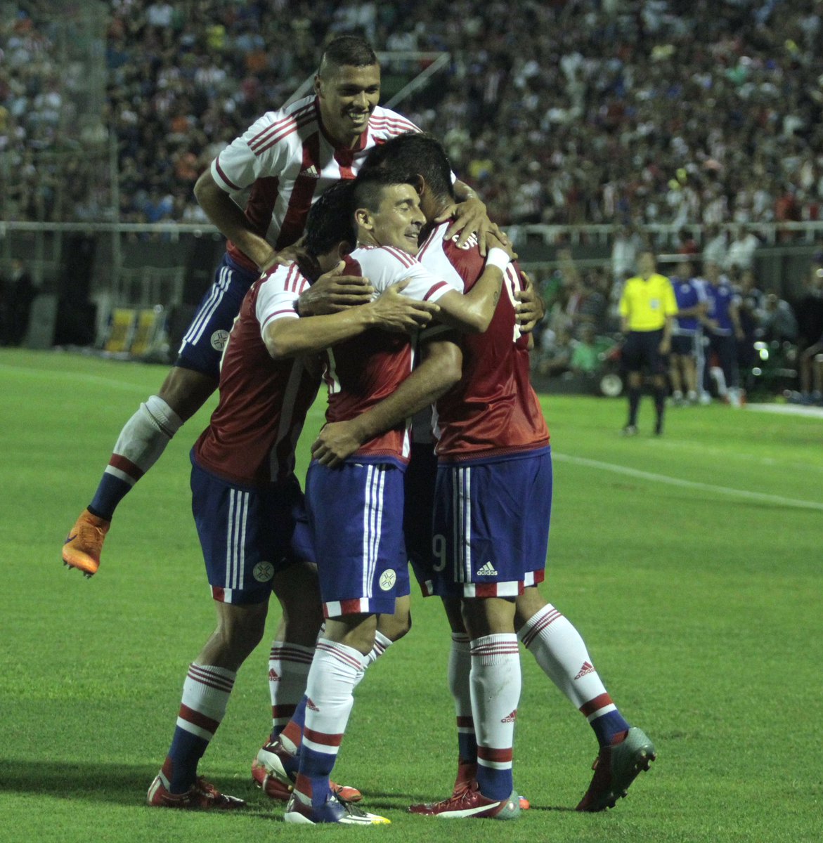 Albirroja's tweet photo. #Albirroja ⚪️🔴 ¡Ya concentrados, mañana rumbo 🛫 a Ecuador! ¡Buenas Noches! #VamosParaguay🇵🇾 https://t.co/2tMUKfjpio
