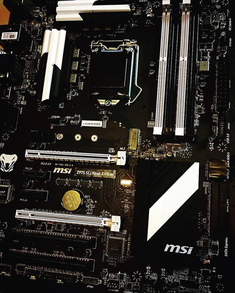 mattallengaming's tweet photo. What do you think of this MSi Z79S SLI Krait Edition motherboard? 💭  The white accents loo… https://t.co/h4msvf2rE2 https://t.co/tZVuQPAQhd