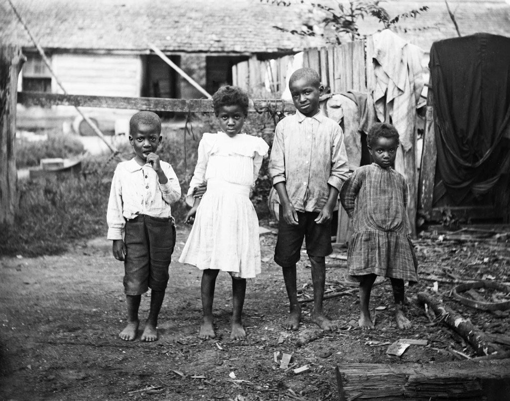 История американского сына. Black Kids gang. Her children (to be) in the Yard.