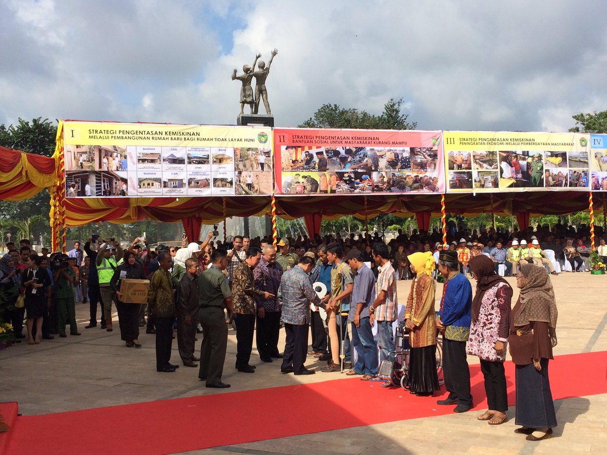 Menteri ESDM bersama pimpinan daerah Prabumulih memberikan simbolis bantuan kpd warga. #KinerjaESDM