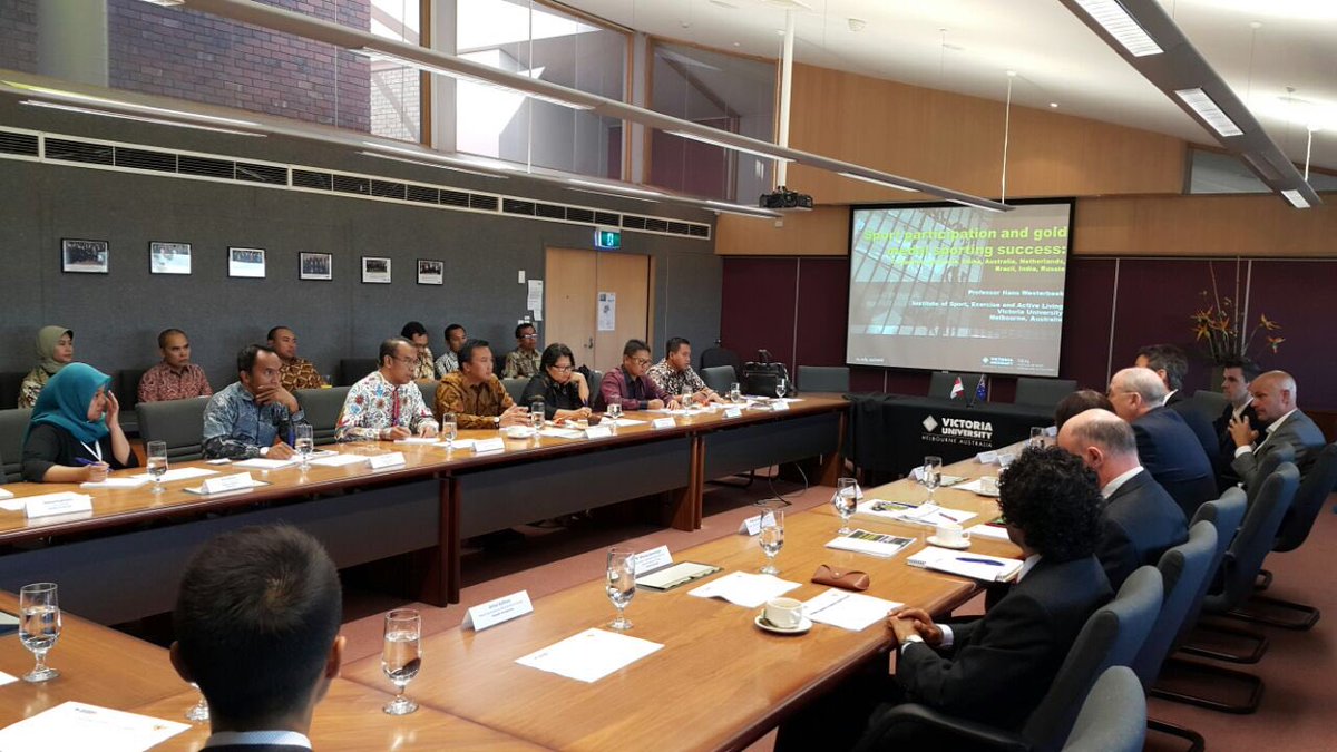 imam_nahrawi's tweet photo. Mengunjungi @victoriauninews dimana laboratorium olah raga diciptakan untuk penelitan dan kemajuan olah raga https://t.co/Z3NWg14VgB