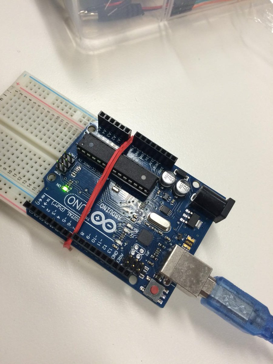 Melissainau's tweet image. There&apos;s a light! I feel successfully nerdy! #arduinocourse