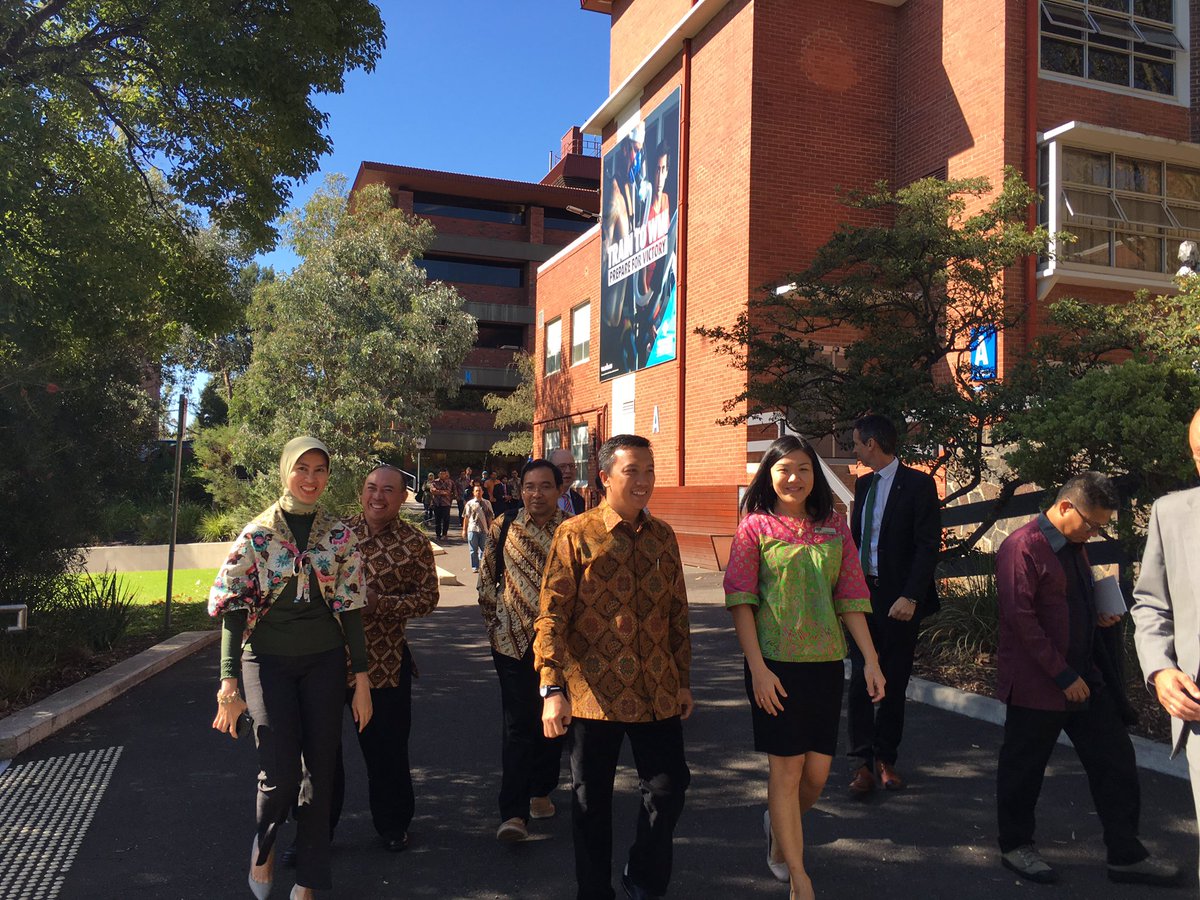 imam_nahrawi's tweet photo. Didampingi konsul melbourne Ibu Dewi , menyapa pemuda indonesia yang belajar di @victoriauninews @cityofmelbourne https://t.co/O2PXRQCNKM
