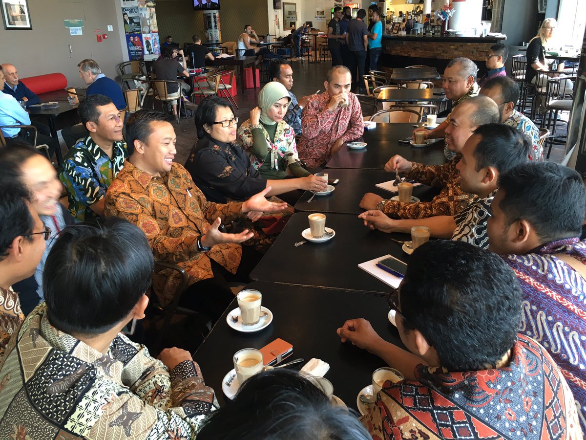 imam_nahrawi's tweet photo. Didampingi konsul melbourne Ibu Dewi , menyapa pemuda indonesia yang belajar di @victoriauninews @cityofmelbourne https://t.co/O2PXRQCNKM