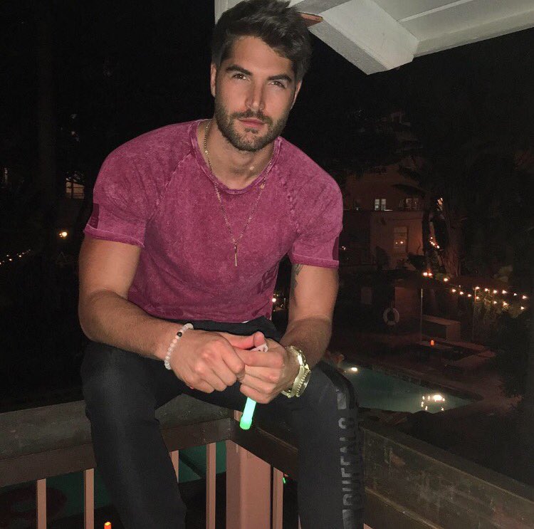 itsNickBateman's tweet photo. Time to #partywithbuffalo @BuffaloJeans https://t.co/U78SfufsuO