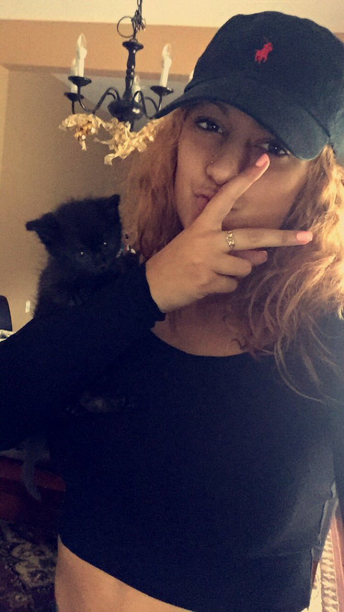 EmilyMirassol's tweet photo. International day of happiness 🐶🐱 #hideyoanimals https://t.co/8nt8VRmLDF