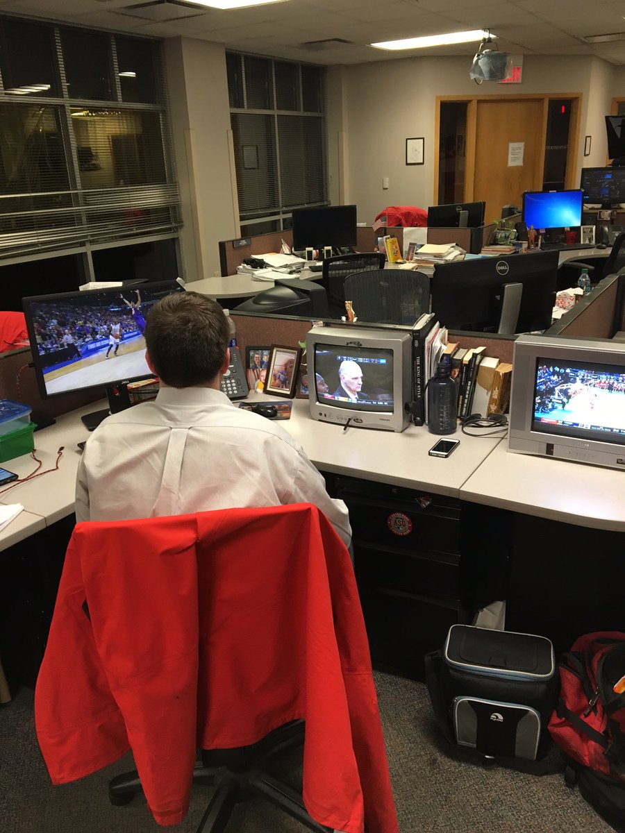 meghanmongillo's tweet image. Working in newsroom has its advantages during #MarchMadness right, @BUnderwoodWKRC ? #3TVs @Local12
