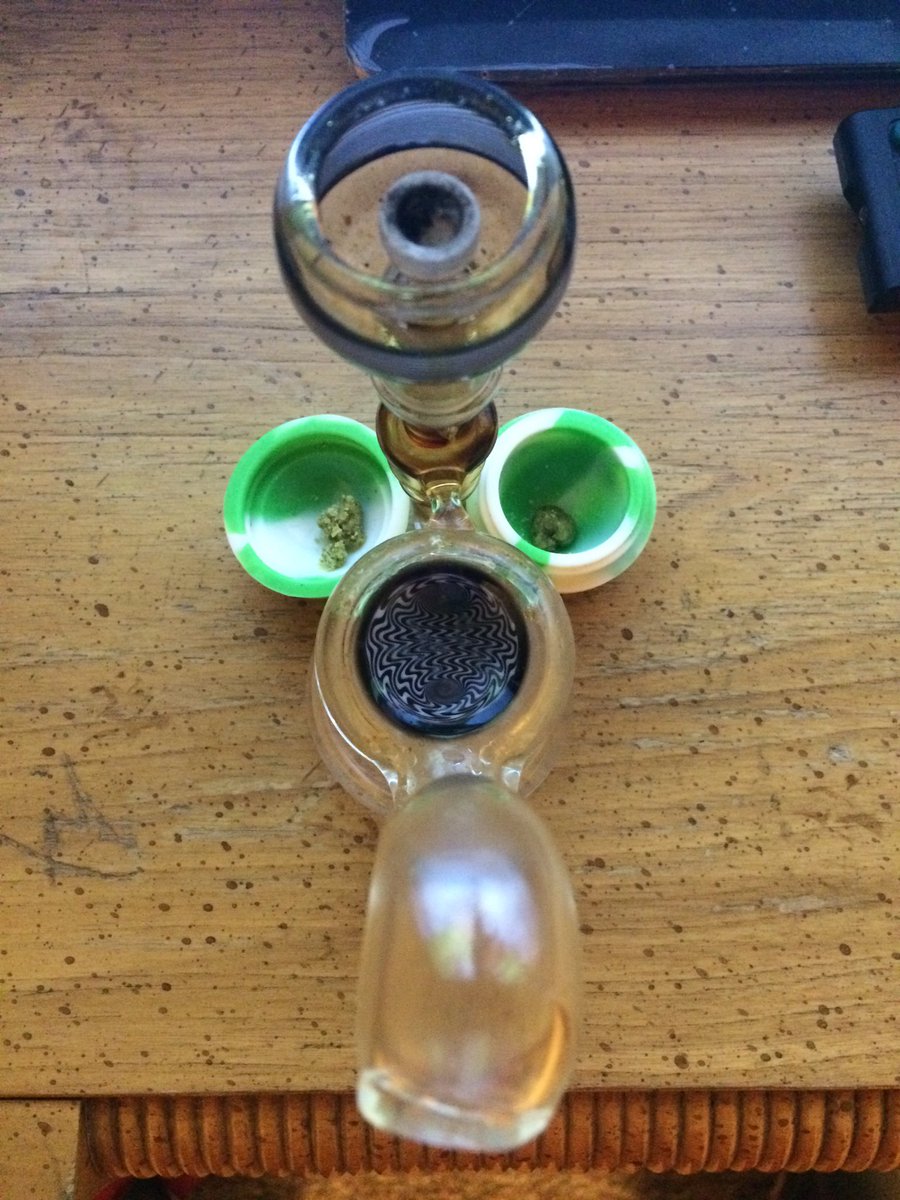 DJ_MadHatter402's tweet photo. Got Dab? 😵 #smokeweedeveryday #gethigh #srh #dabs #wax #stonerlife #takingdabs https://t.co/5HWfixNDtN