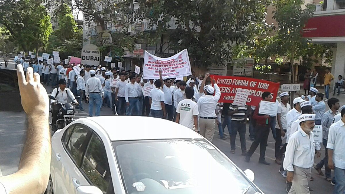 RanjitBarnwal1's tweet photo. Huge rally against privatization of IDBI Bank in Ahmedabad. #donotsellidbibank @IFC_org @NDTVProfit @ndtv @kpkharat https://t.co/HhuLu5jTOg