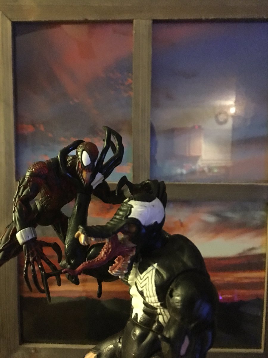 PresidioComics's tweet photo. Teaching the kid some respect! #MarvelComics #Venom #Spidercarnage https://t.co/OFHJSoVinV
