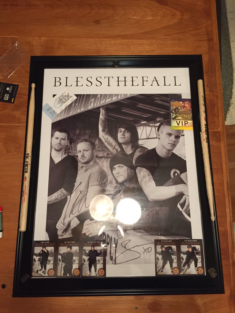 ktwalsh92's tweet photo. #droptheglovestour @blessthefall gift for the GF Thanks @matttraynor @beauknows @ElliottBTF @ericthefall @jwrath https://t.co/Py6mkm2Euy