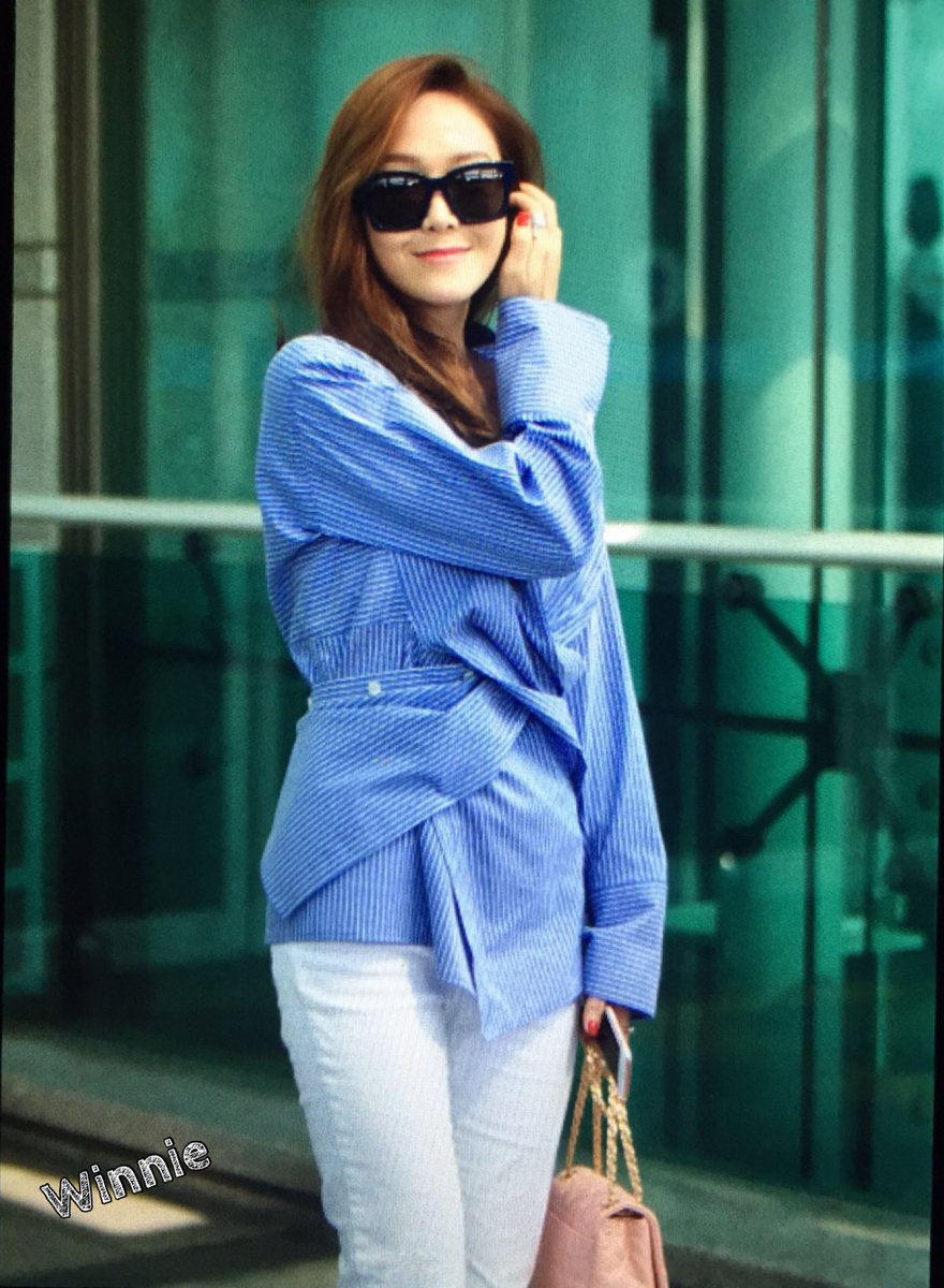 [PIC][21-03-2016]Jessica khởi hành đi Luân Đôn - Anh để chụp hình cho tạp chí "Cosmopolitan" vào sáng nay CeCr1cXUIAAOWDL