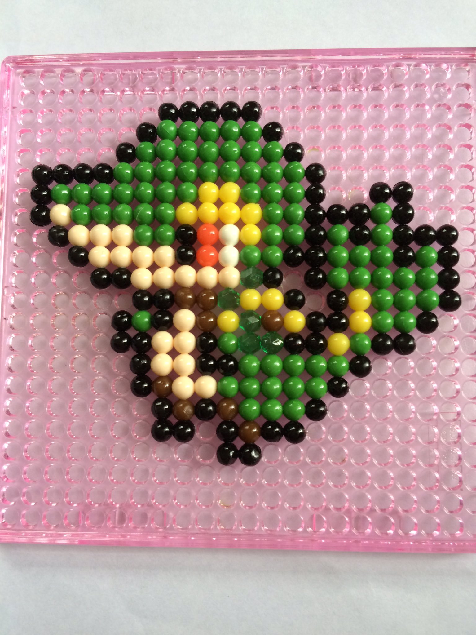 虹花 幼稚園児たちがアクアビーズで遊んでる中に混じって大人気なく真剣に遊ぶ代 近くで見ると全くツタージャに見えないんだけど 遠目で見ればツタージャに見えそうだ S ﾉ T Co Ayqsuvlaho