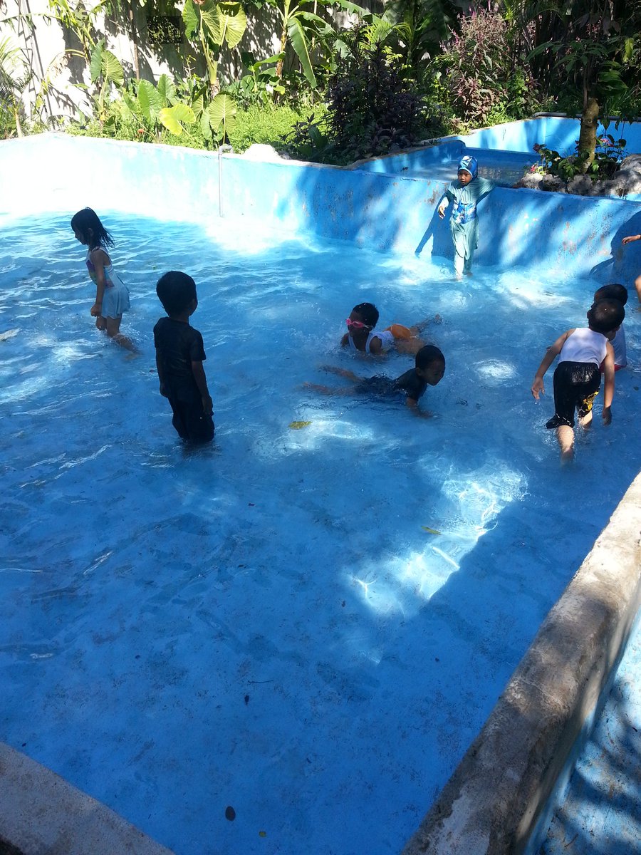 ASC_Malang's tweet photo. Keceriaan anak2 belajar #renang bersama #Athaya #Swimming #Course di #malang 
#les #privat #renang https://t.co/lebi7Q157B