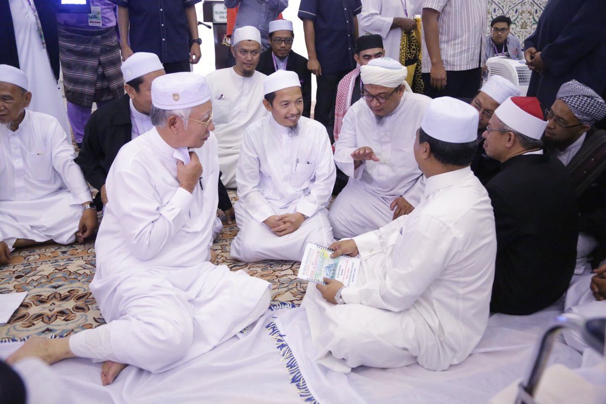 NajibRazak's tweet photo. Alhamdulillah, dpt solat Maghrib &amp;imarahkan mjls agama brsm 20000 pelajar tahfiz di Masjid Wilayah Persekutuan semlm https://t.co/nVIi7KHJtq