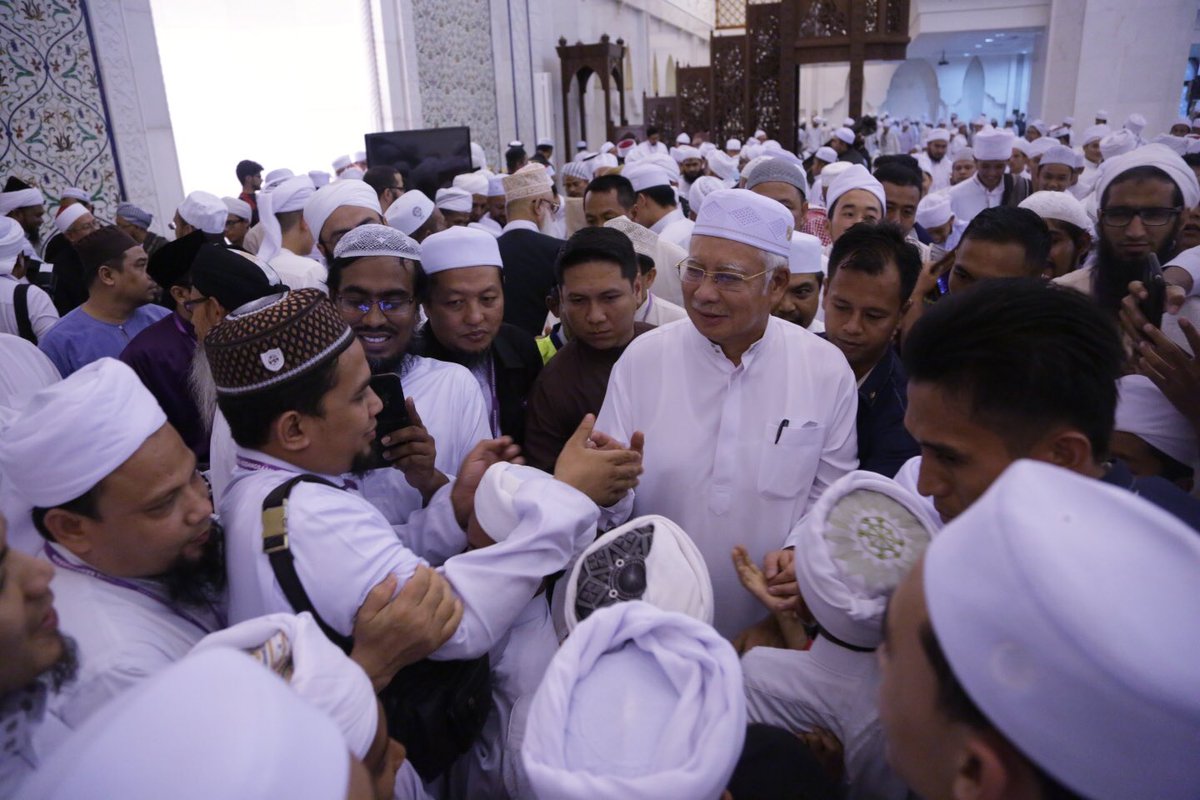 NajibRazak's tweet photo. Alhamdulillah, dpt solat Maghrib &amp;imarahkan mjls agama brsm 20000 pelajar tahfiz di Masjid Wilayah Persekutuan semlm https://t.co/nVIi7KHJtq
