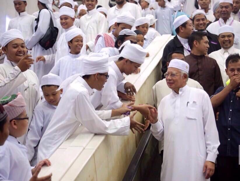 NajibRazak's tweet photo. Alhamdulillah, dpt solat Maghrib &amp;imarahkan mjls agama brsm 20000 pelajar tahfiz di Masjid Wilayah Persekutuan semlm https://t.co/nVIi7KHJtq