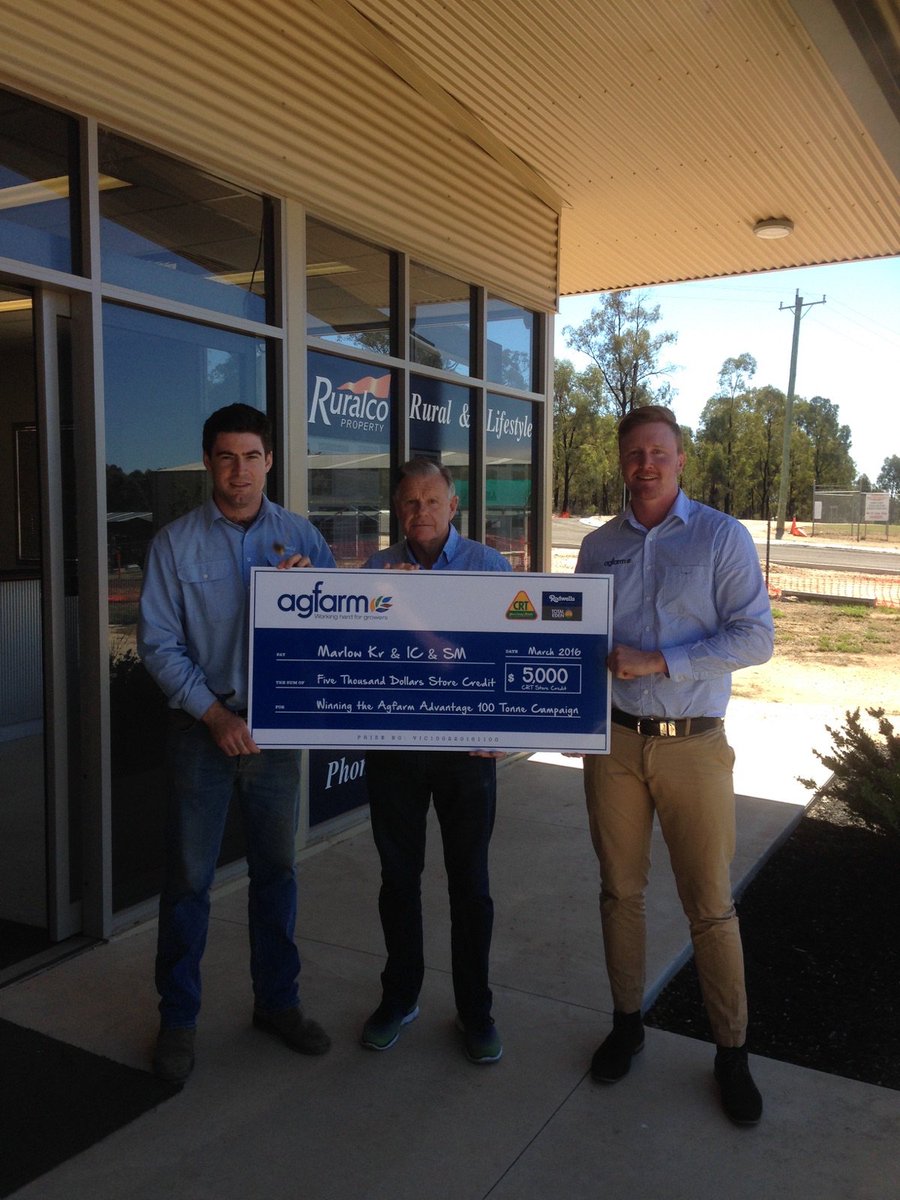 AdvantageGrain's tweet photo. Agfarm account manager @tim_rhook, handing over the VIC 100T prize at #Rodwells in #Bendigo https://t.co/D0UZlWhucl