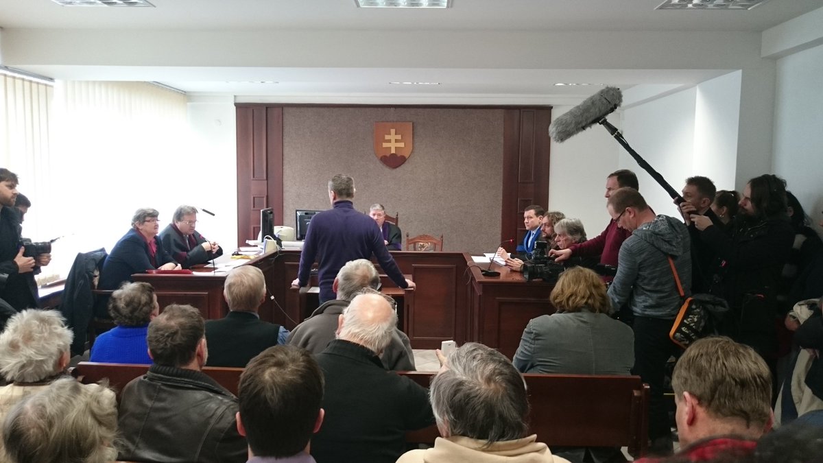MatrioshkaFest's tweet photo. #Svidnik #sud a poškodená #busta #Bilak. #Kalmus a #Lorenz obžalovaní #Slovensko #freesavchenko #freekalmus https://t.co/aZfoq2m28z
