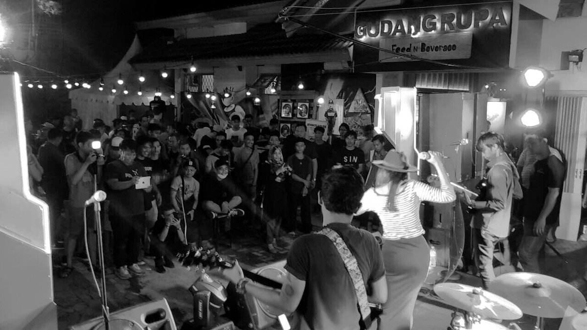 sisa "WAT ART GAWOH, SUKA SAMA SUKA" semalam. 
haven't thank yet for all of the soul who came and sang along with us