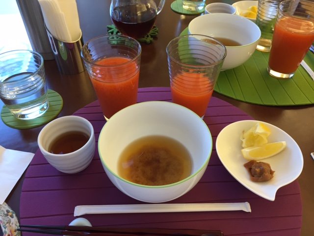 Tomoko Takahashi 今回は美容合宿と称しまして 草津温泉はhotel Kurbio クアビオ で2泊3日 ファスティングプランで過ごしてきました いわばプチ断食 夕食のみ具なし味噌汁がつきますが 朝昼は人参ジュースと梅干し番茶というメニュー T Co