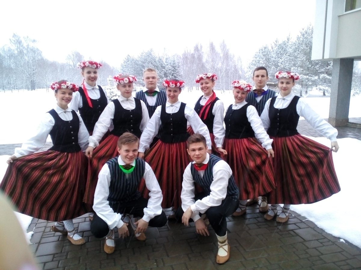 Baložu vidusskolas jauniešu deju kolektīva "TrejDeviņi" pirmais koncerts. Vairāk info: ej.uz/koncerts_trejd…