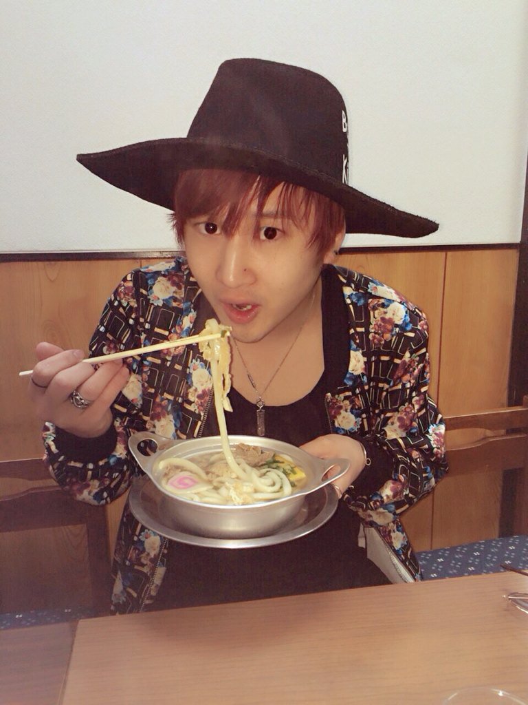 啓太 Dan Dan V Twitter 親友のおばあちゃんが やってる 愛媛の有名のうどん屋 ことり でごちそうになりました O 福山雅治さんや 著名人もたくさんご来年してるので ぜひ 愛媛に行ったときは行ってみてね 看板娘ともちゃんと Https T Co Iggdrrbg2t