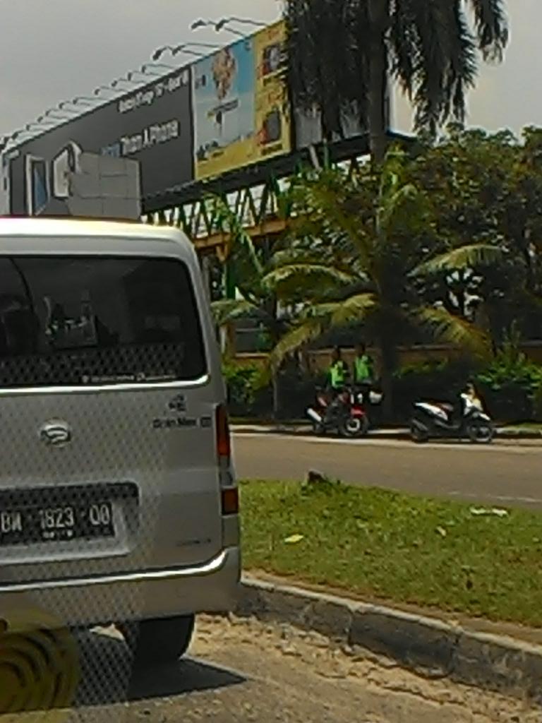 syaecho's tweet photo. di perempatan mall SKA, banyak Pak Pol nunggu agak sembunyi di bawah pohon. #tertiblalulintas @infoPKU https://t.co/LmS8h6bzMS