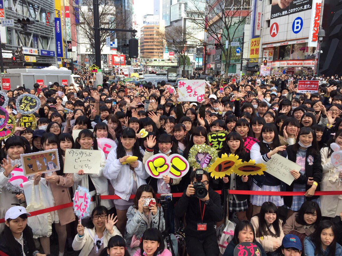 0220nicole's tweet photo. 人祭り😂😂すごい......
ハロウィンの渋谷みたい🙄

すごく短くなってたけど
朝から並んでたのに本当に
一瞬だっだのにありがとう(´；ω；｀)
学割もスタート☝️✨

超十代みんなきてね🙄💗 https://t.co/IkGHODvHKw