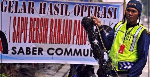 Inilah mereka si Pahlawan Ranjau Paku di jalan raya mafellas.com/artikel.php?id… #Fellahood