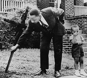 history_photo1's tweet photo. مارتن لوثر كينغ يزيل صليباً محترقاً في ساحة منزله وضعه عنصريون، عام 1960 
#صورة_للتاريخ #صورة_من_التاريخ #صورة_أحبها https://t.co/UPGwtsSPph