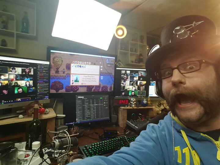 OfficialFarEm's tweet photo. Selfie Sunday #CFFFOREVER @rizeupgaming closing ceremonies hyyyypuuuuu! https://t.co/w1LoYiiL2U