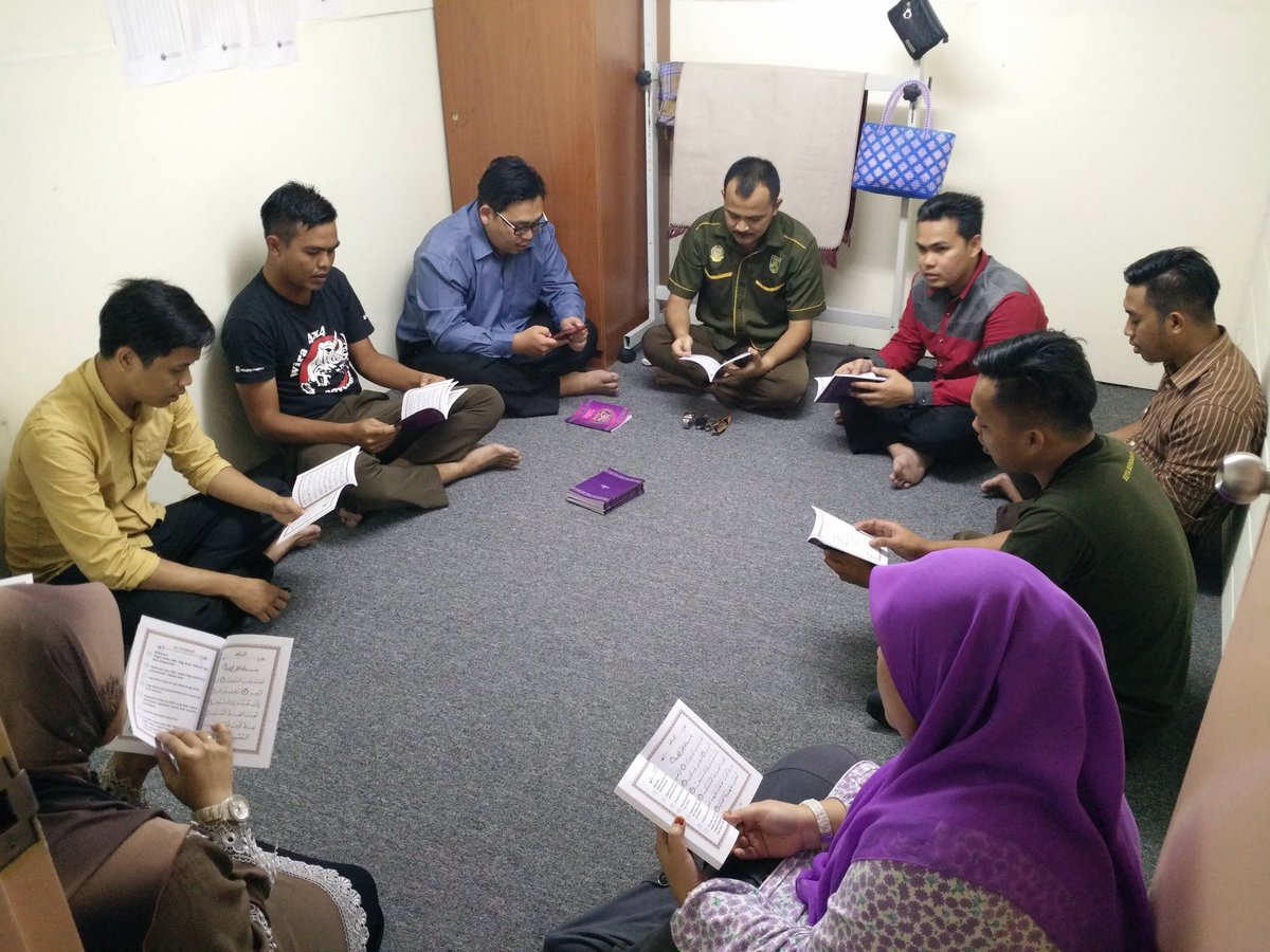 Tahlil bacaan yassin utk Allahyarham Tn Halim (PRN Perlis) di IPRNS ptg ini..Semoga roh beliau dicucuri rahmat..Amin