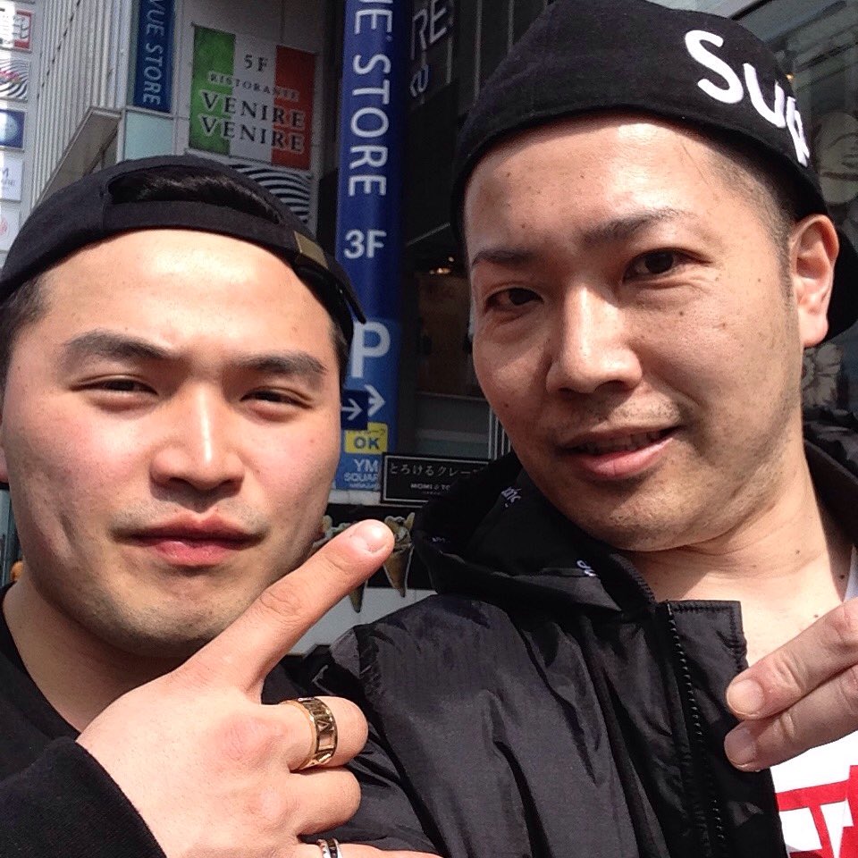 emi06201979's tweet photo. 昨日のショミド×オンプリのショーケースが良過ぎて、マイクロドットが原宿いないかなぁ
と思って、数時間前に原宿でぷらぷらしてたらいた！
マイクロドットは本当にいい人で笑顔で写真撮ることを許してくれた✨
#smtm https://t.co/35APizYB3U